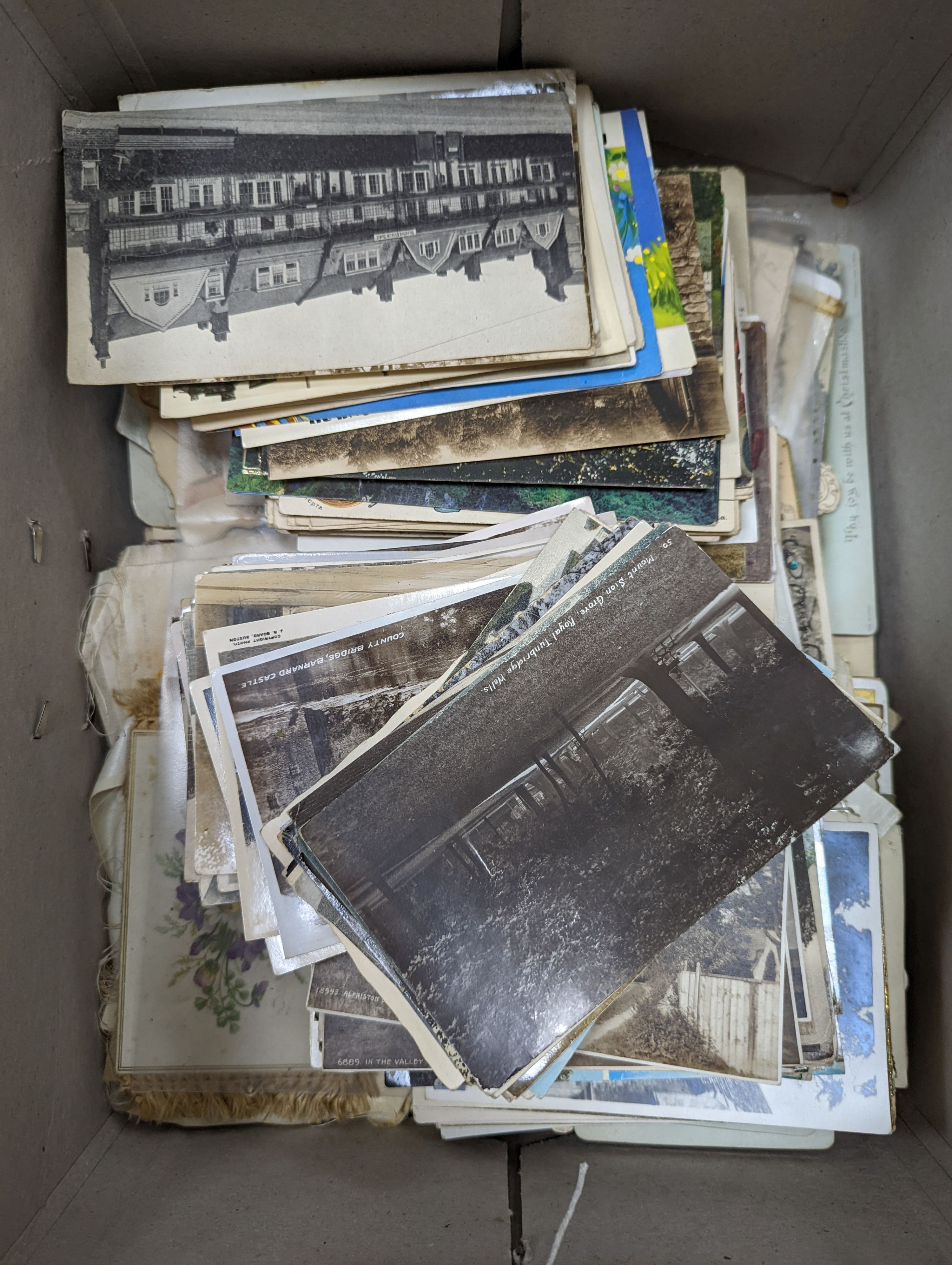 A quantity of loose postcards